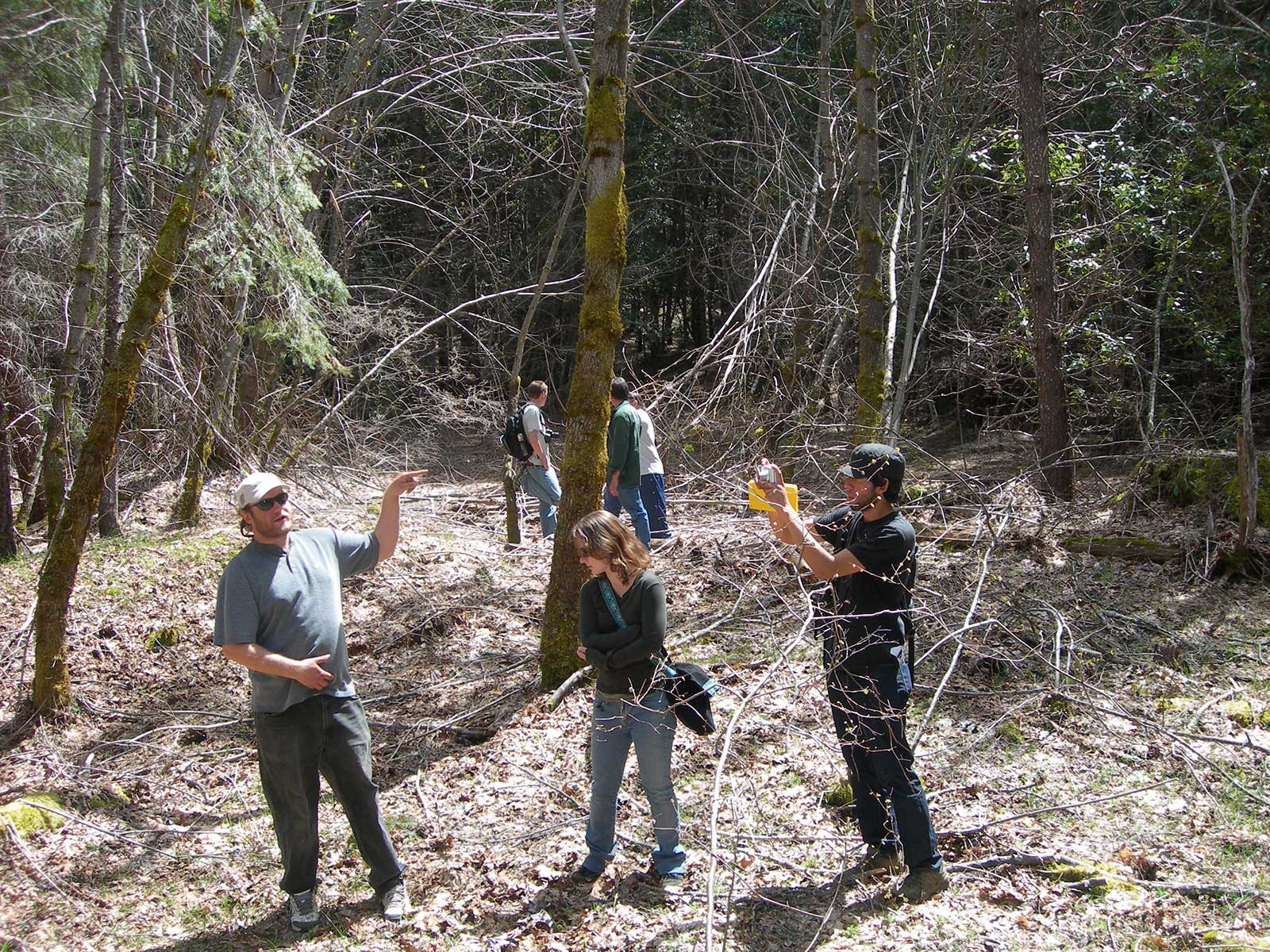 Bill Tripp explaining Karuk forest thinning practices to Berkeley students.